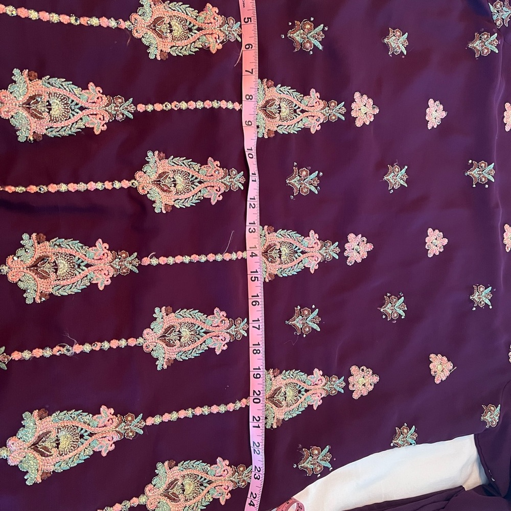 Embroidered suit - Picture 8 of 9